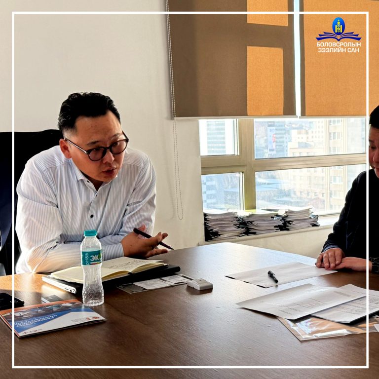 Ажлын албаны дарга иргэдийг хүлээн авч уулзалт хийж байна