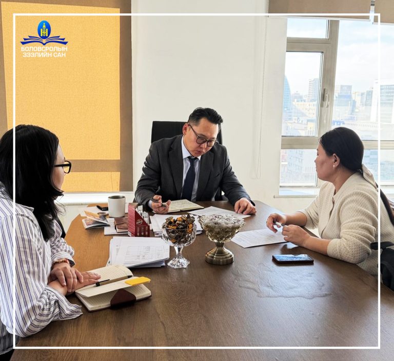 Ажлын албаны дарга иргэдийг хүлээн авч уулзалт хийж байна