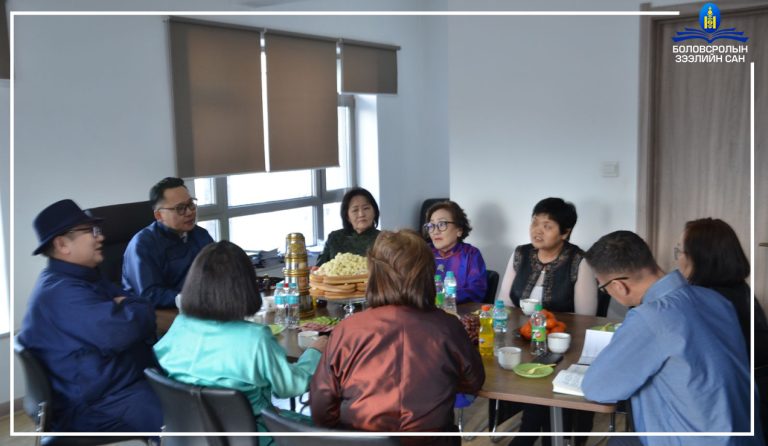 САР ШИНИЙН БАЯРЫГ УГТАН АХМАД АЖИЛТНУУДАА ХҮЛЭЭН АВЧ ХҮНДЭТГЭЛ ҮЗҮҮЛЛЭЭ